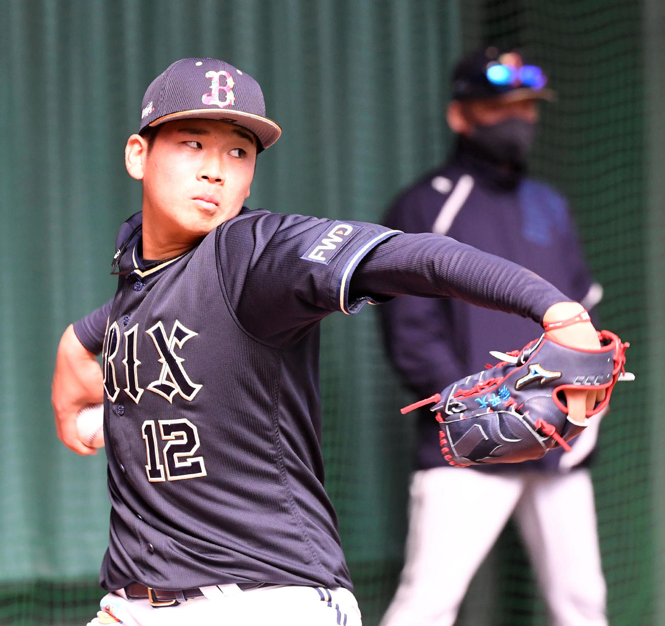 中嶋監督が見守る中、ブルペンで投球練習を行うオリックス山下（撮影・前岡正明）