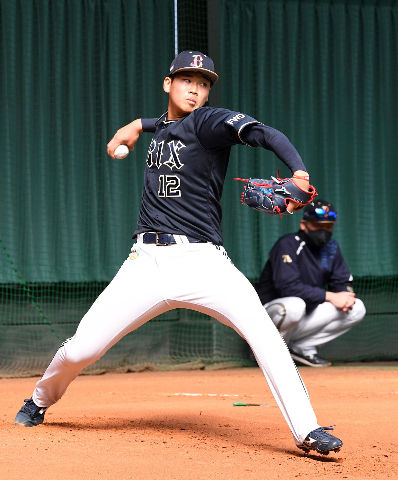 中嶋監督が見守る中、ブルペンで投球練習を行うオリックス山下（撮影・前岡正明）