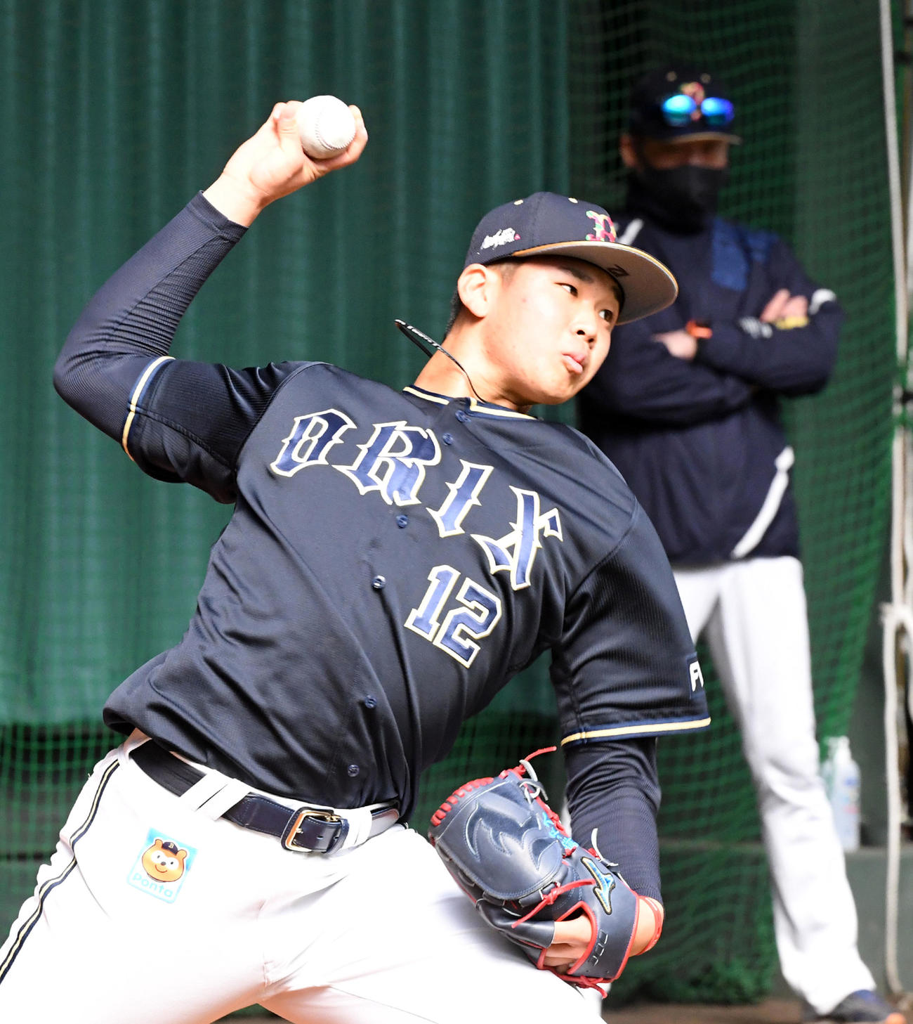 中嶋監督が見守る中、ブルペンで投球練習を行うオリックス山下（撮影・前岡正明）