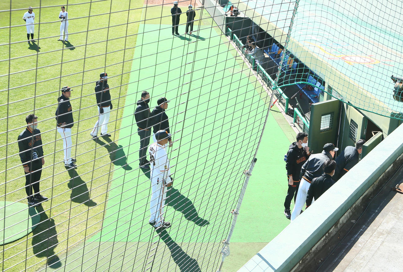 紅白戦　試合の途中、球場で火災が発生し紅白戦が中断する。右から2人目は巨人原監督（撮影・足立雅史）