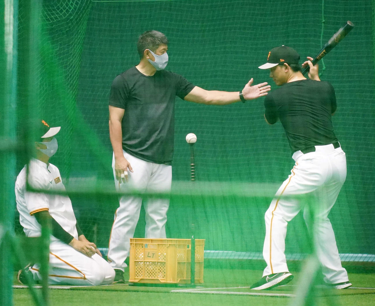 早出練習で巨人小林（右）に打撃指導する石井野手総合コーチ（中央）（撮影・江口和貴）
