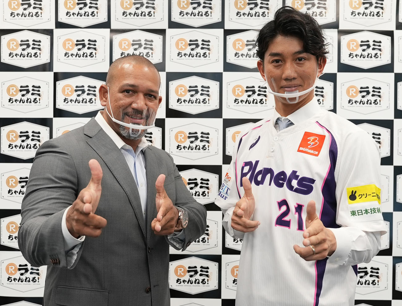 ラミレス氏（左）の指導の下、企画「Project SAIKI～再輝～」でNPB復帰を目指すBC・茨城の浜矢は一緒にゲッツポーズ