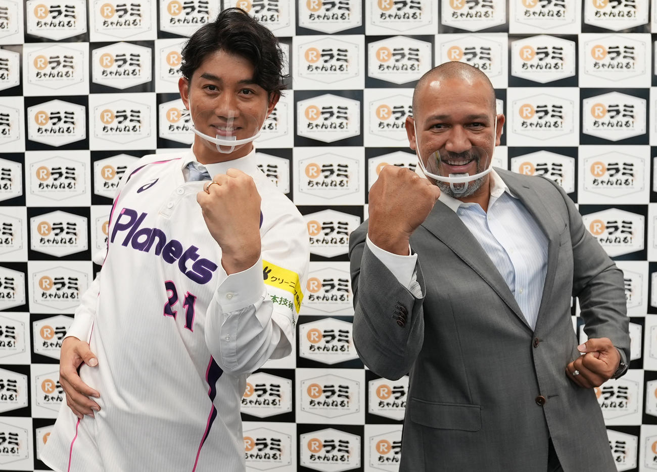 ラミレス氏（右）の指導の下、企画「Project SAIKI～再輝～」でNPB復帰を目指すBC・茨城の浜矢は一緒にポーズを決める