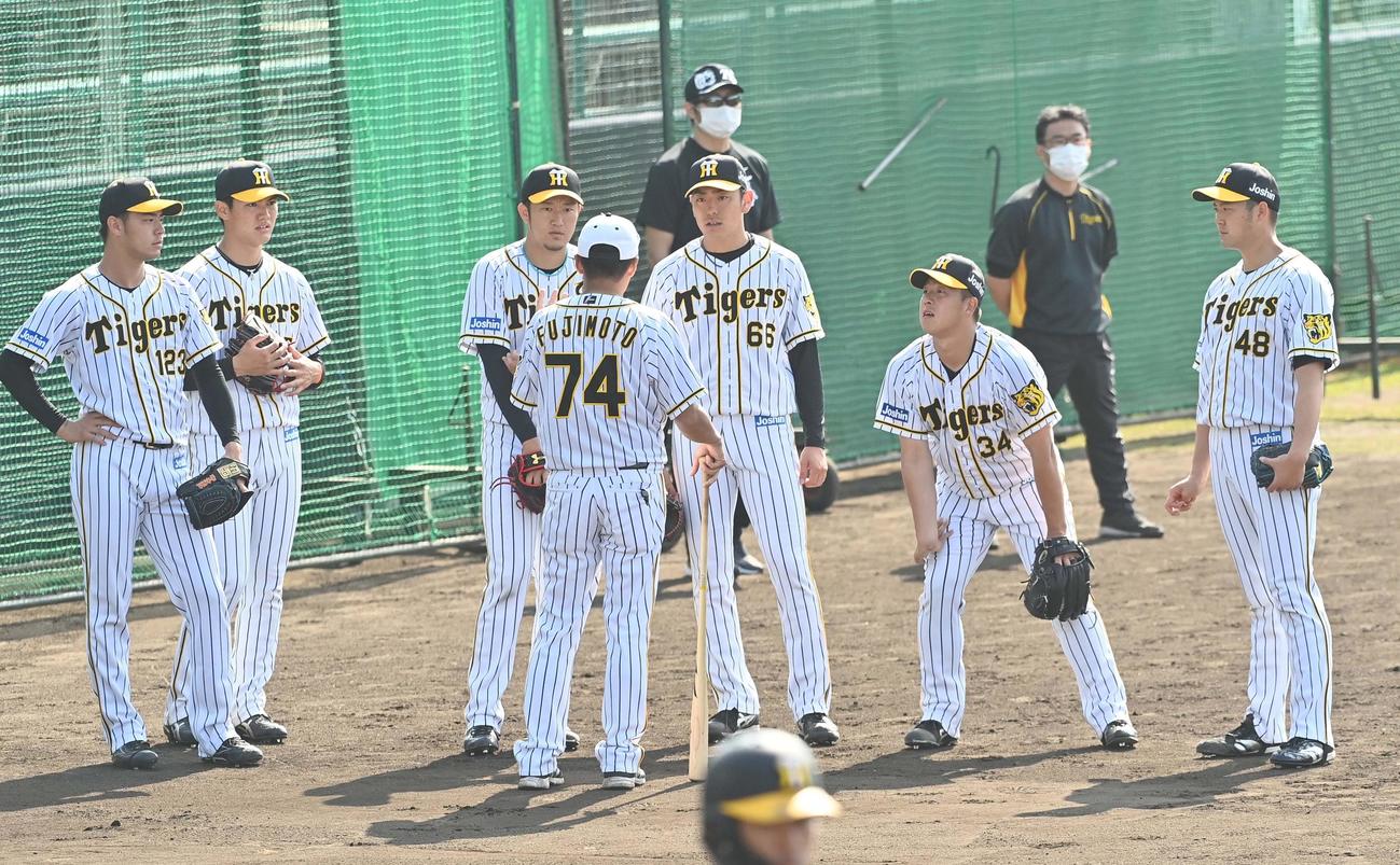 初の対外試合の投手陣、左から鈴木翔太、先発予定の西純、岩貞、藤本コーチ、小川、谷川、斎藤（撮影・上田博志）