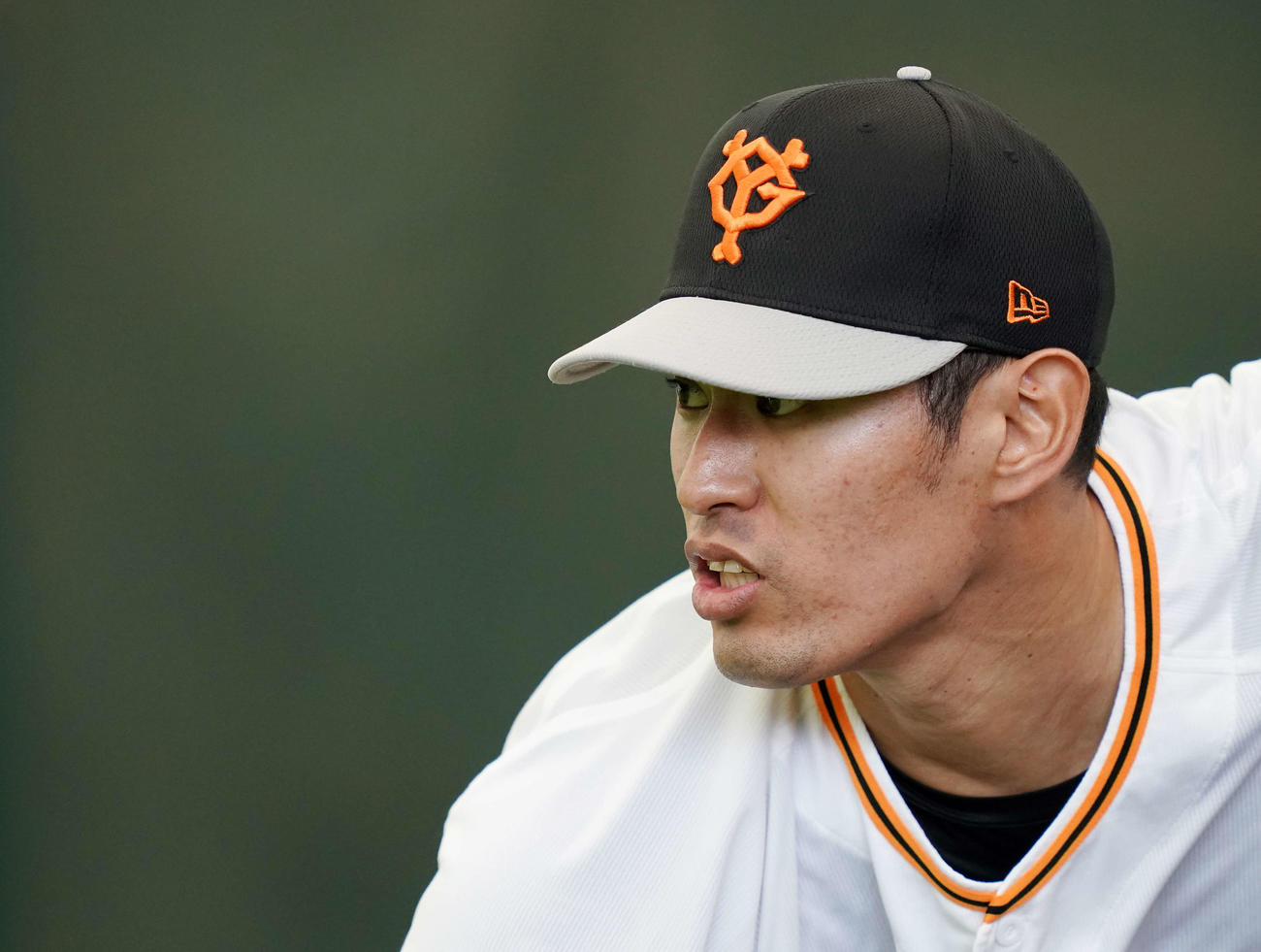 ブルペン投球する巨人井納（撮影・江口和貴）