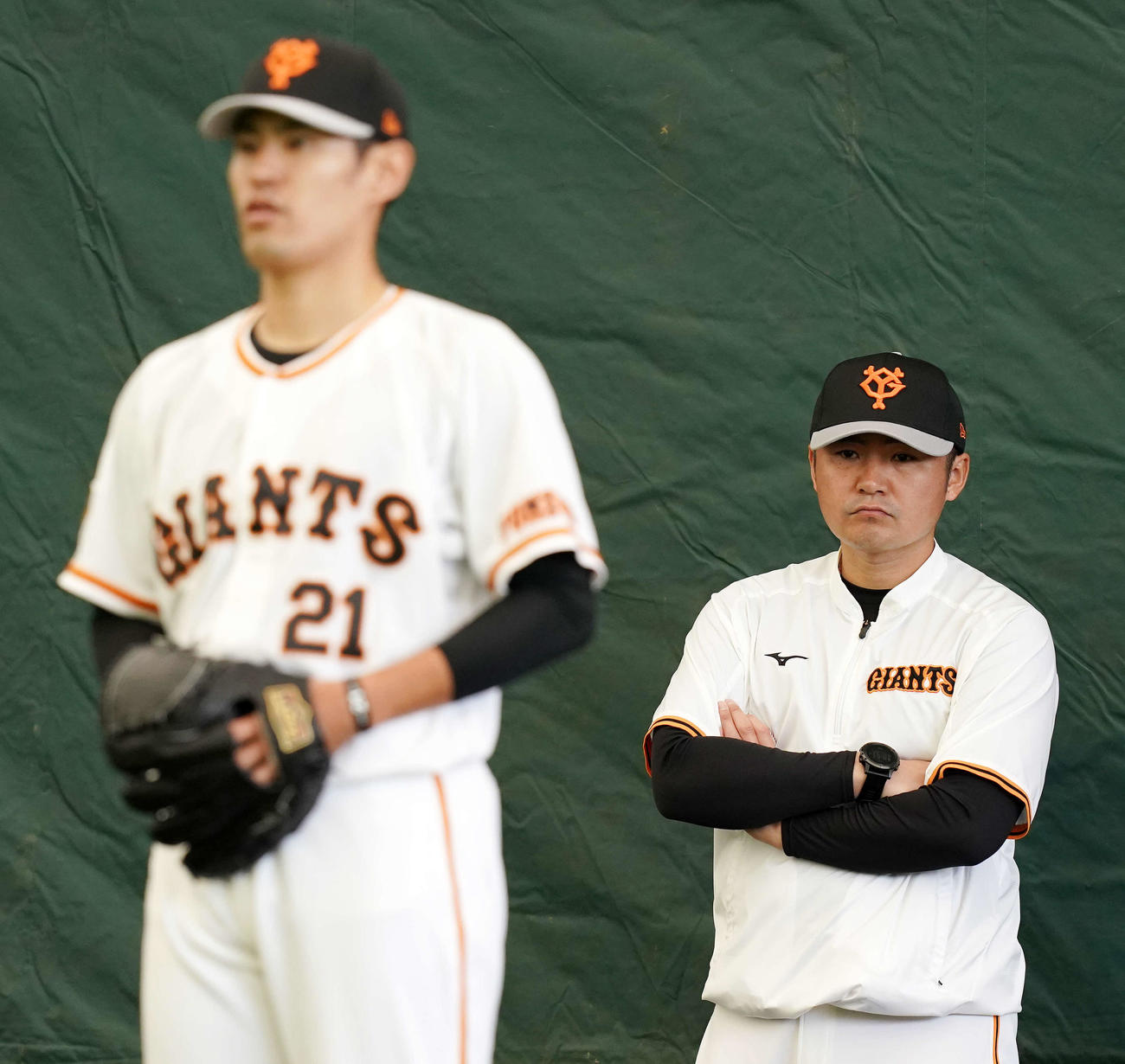 ブルペン投球する巨人井納（左）を見つめる杉内投手コーチ（撮影・江口和貴）