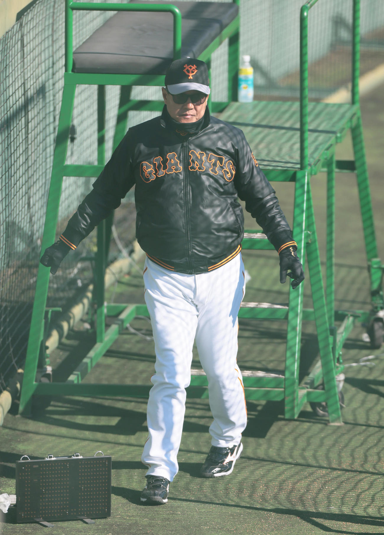 紅白戦　試合を終え「原タワー」を後にする巨人原監督（撮影・足立雅史）