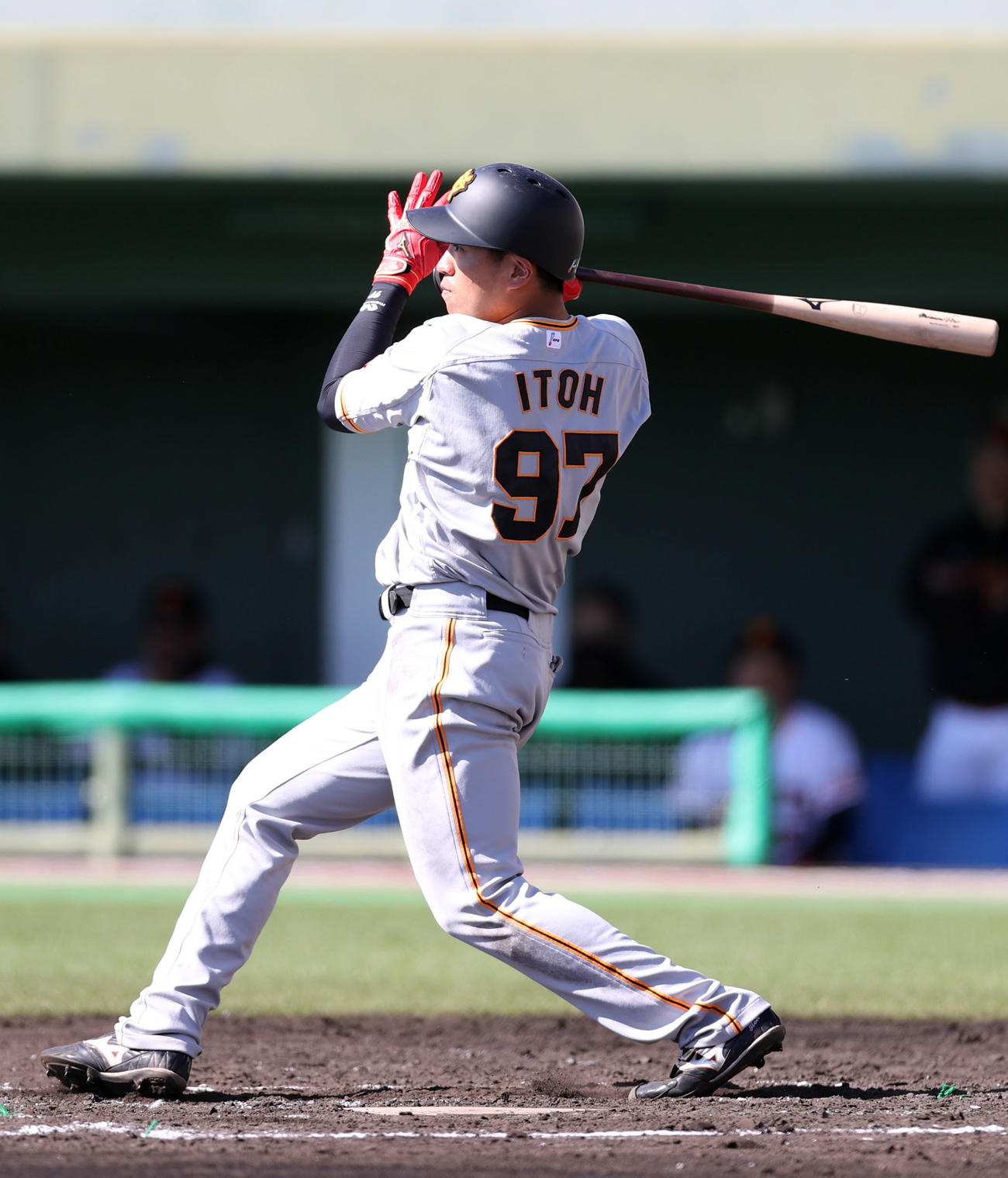 紅白戦　4回表2死一塁、二塁打を放つ伊藤海（撮影・狩俣裕三）