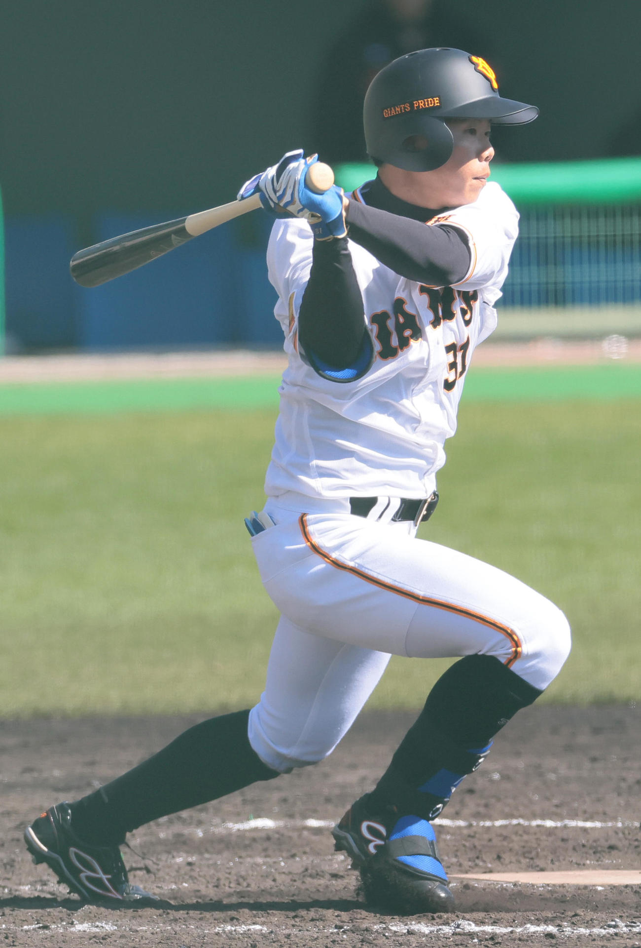 紅白戦　3回裏白組無死一、二塁、松原は右前打を放つ（撮影・足立雅史）