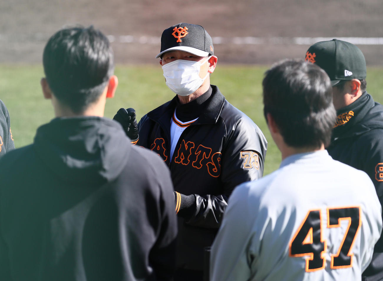 紅白戦　紅白戦を終え、投手陣に声をかける巨人桑田投手チーフコーチ補佐（撮影・足立雅史）