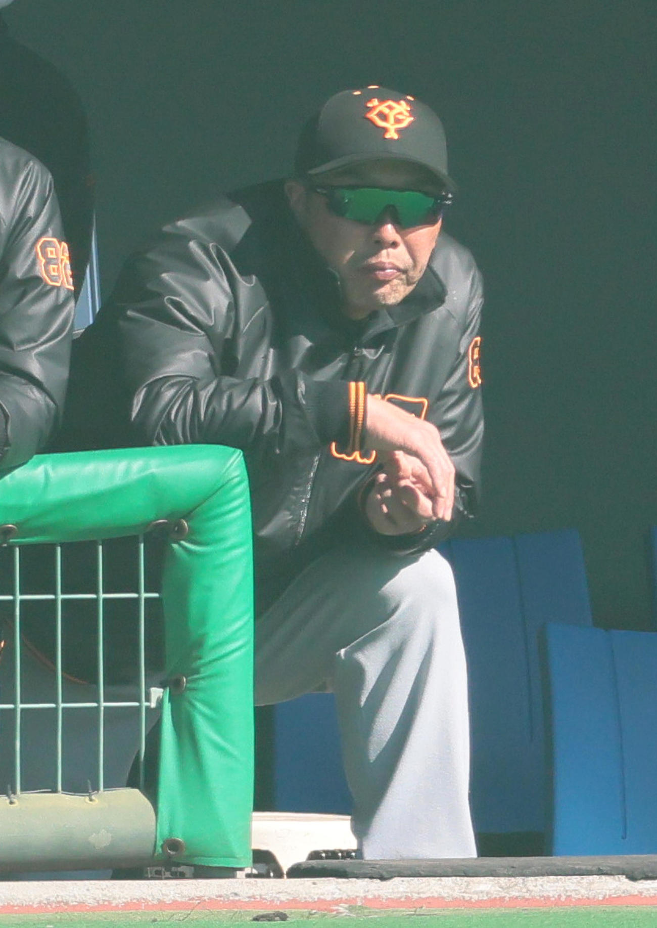 紅白戦　試合を見つめる巨人阿部2軍監督（撮影・足立雅史）