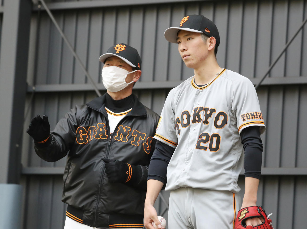 ブルペンで戸郷（右）を指導する桑田投手チーフコーチ補佐（撮影・狩俣裕三）