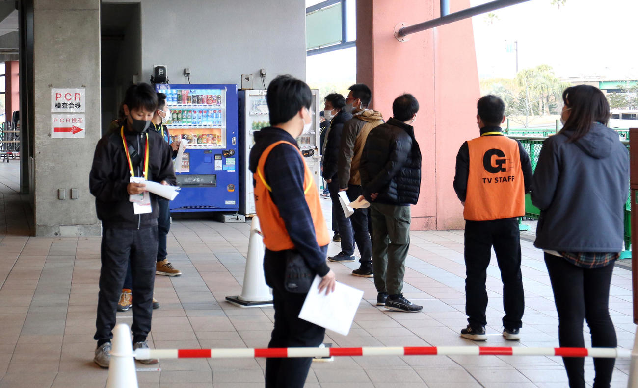 サンマリンスタジアムで行われた報道陣向けのPCR検査（撮影・狩俣裕三）