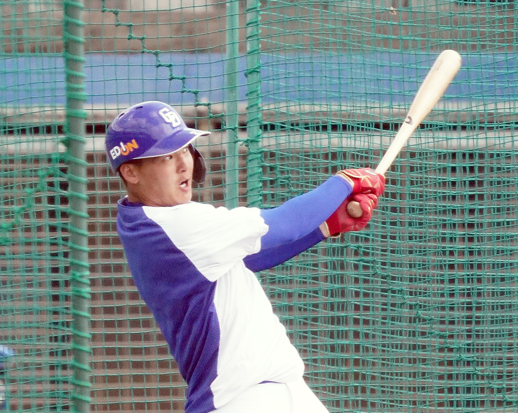フリー打撃をする石川昂弥（撮影・森本幸一）