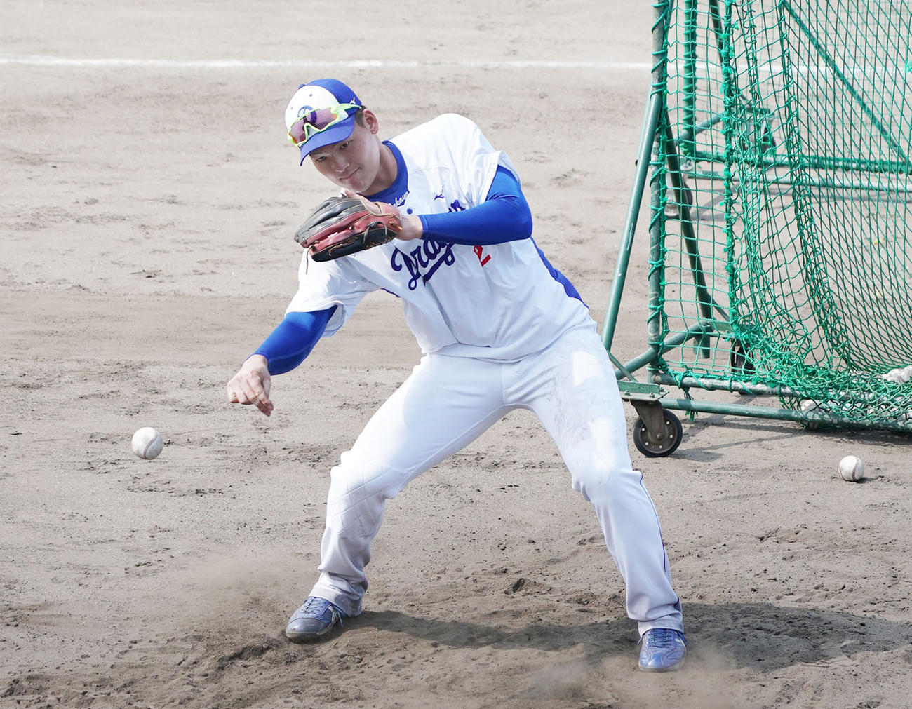 ノックを受ける石川昂弥（撮影・森本幸一）