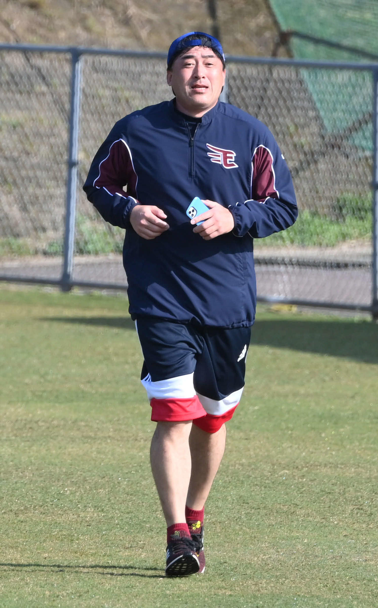 ランニングで汗を流す楽天石井GM兼監督（撮影・山崎安昭）