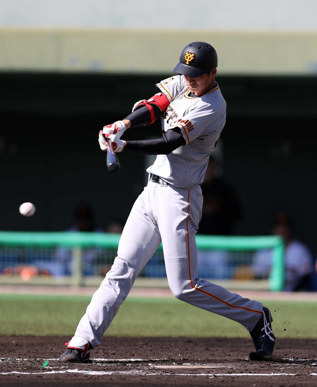 紅白戦　2回表紅組無死一塁、三ゴロに打ち取られる秋広（撮影・狩俣裕三）