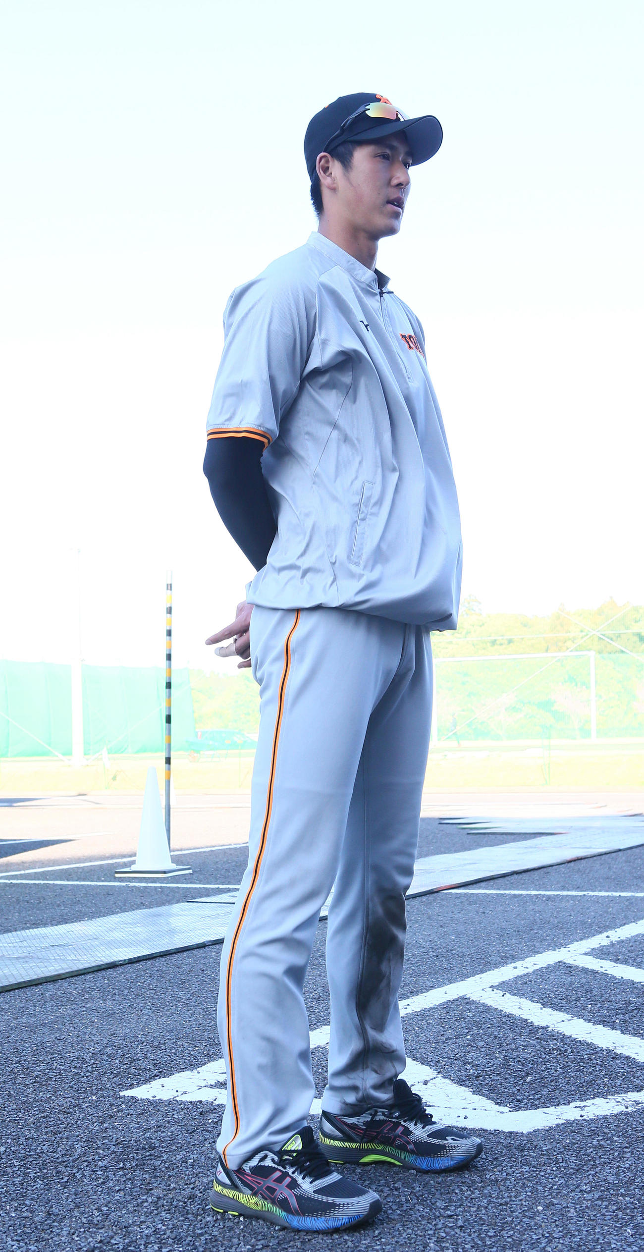 紅白戦後、取材に応じる巨人秋広（撮影・足立雅史）