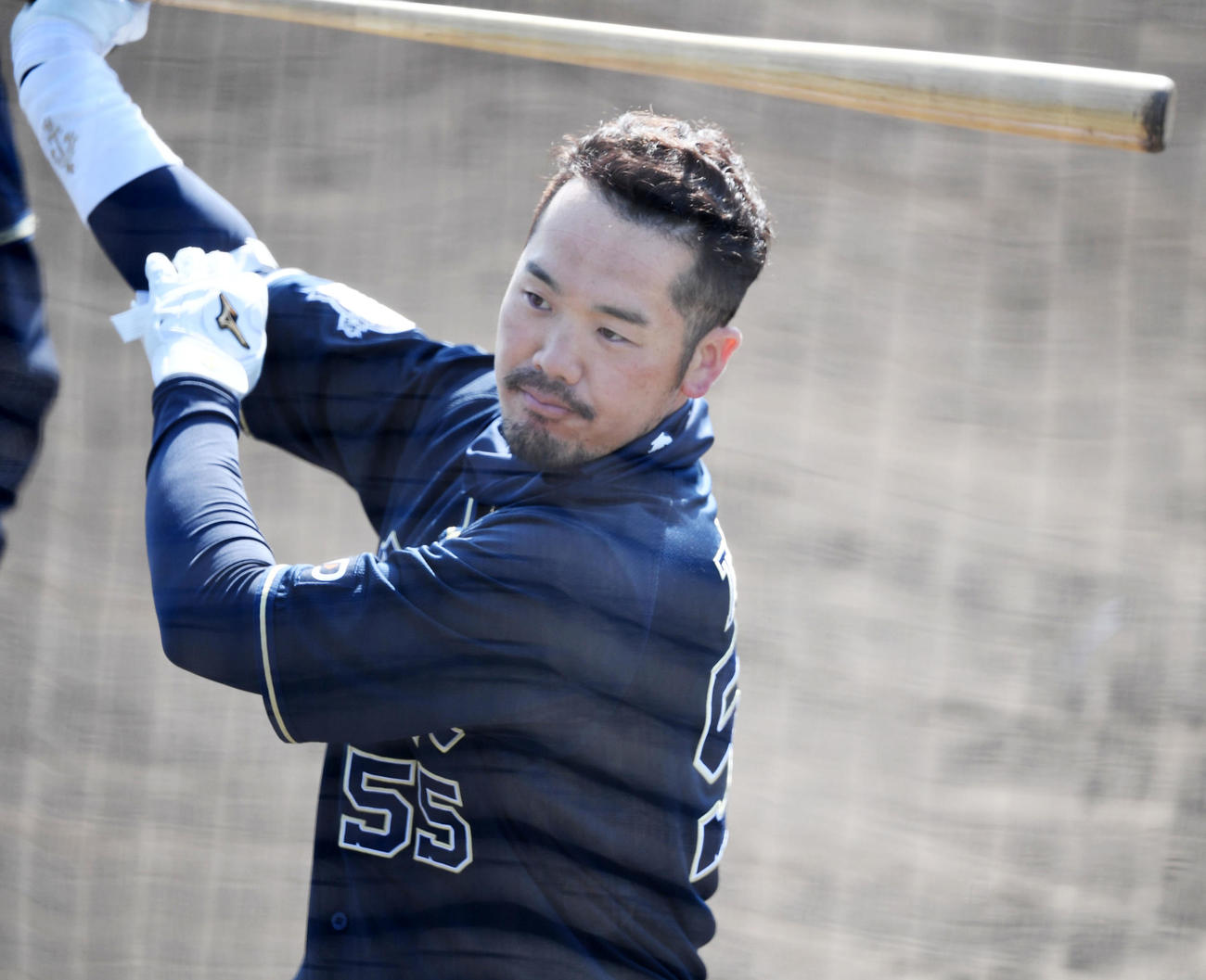 ティー打撃を行うオリックスT－岡田（撮影・前岡正明）