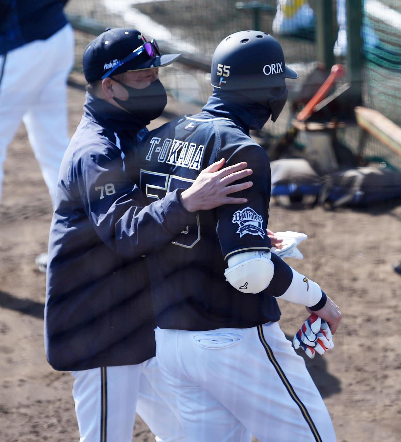 LiveBP前に話すオリックスT－岡田（右）と中嶋監督（撮影・前岡正明）