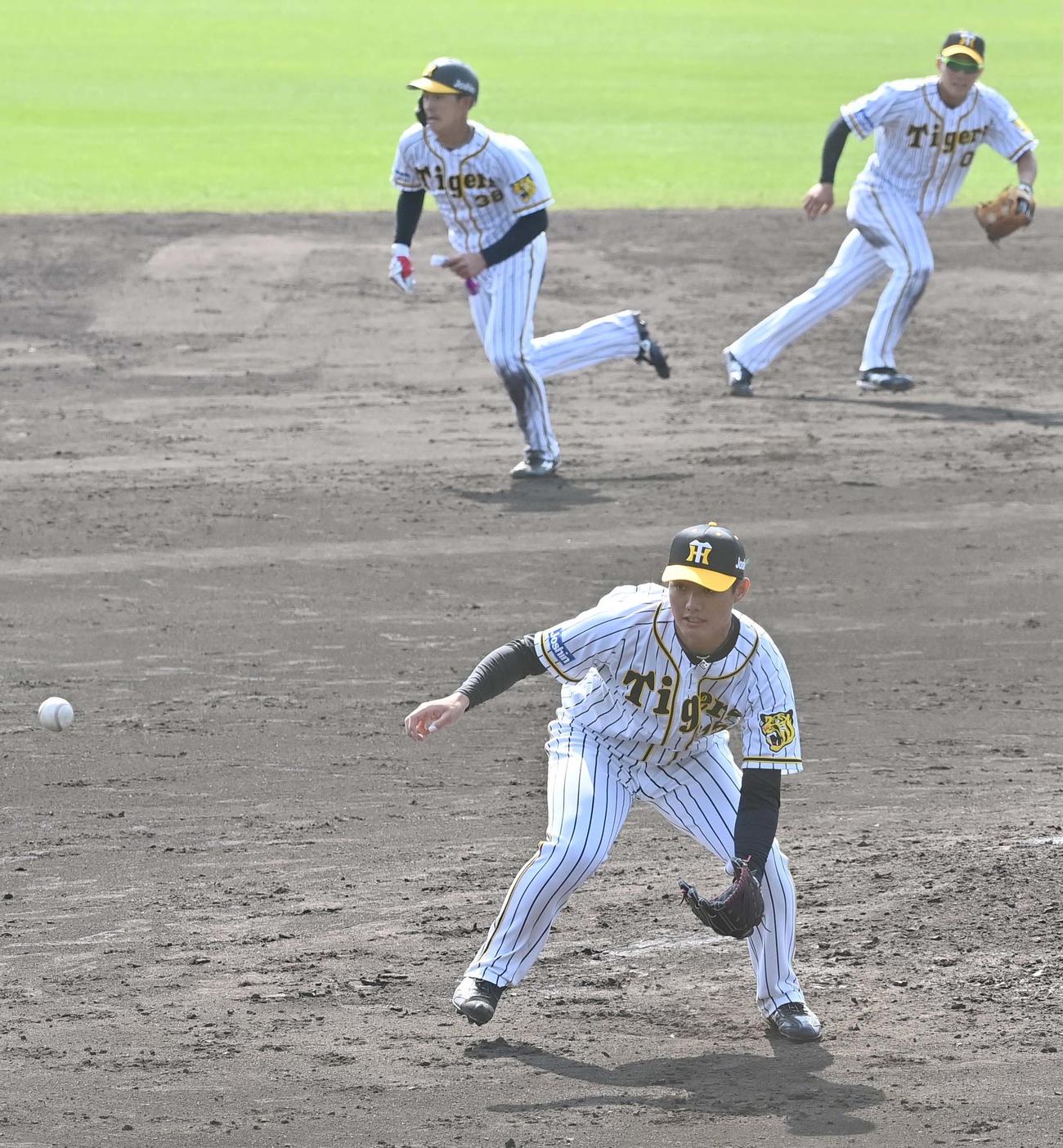 投内連係プレー（ランナー付き）練習で汗を流す西純矢（撮影・上田博志）
