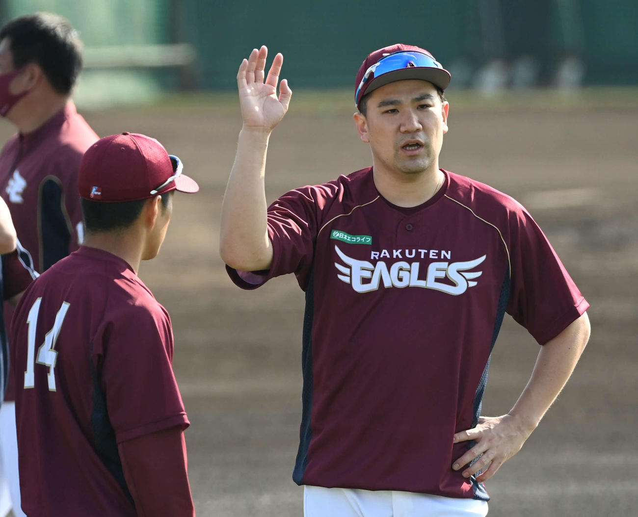全体練習前に楽天田中将（右）は則本昂に話しかける（撮影・山崎安昭）