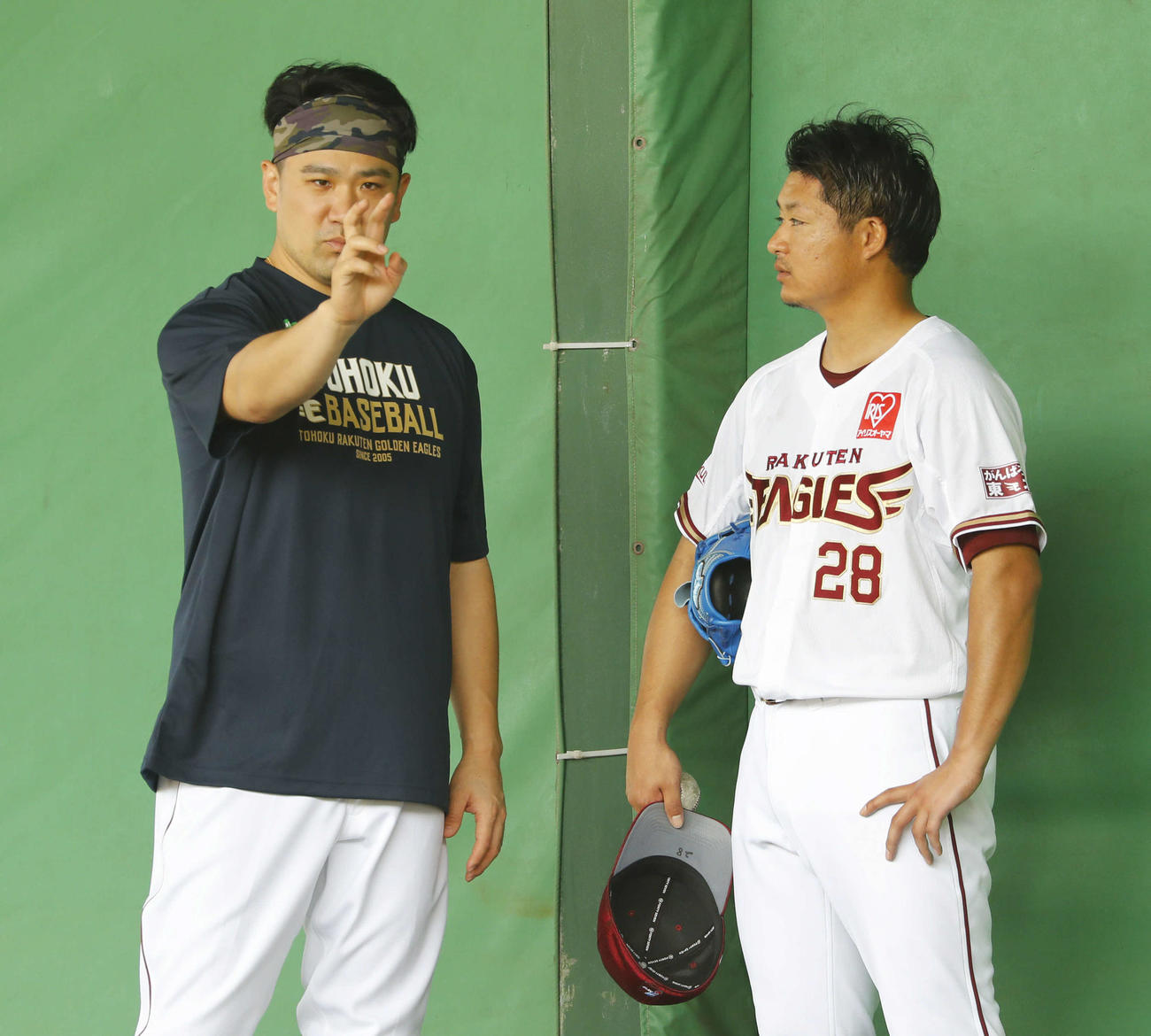 ブルペンをチェックした楽天田中将（左）は酒居にアドバイス