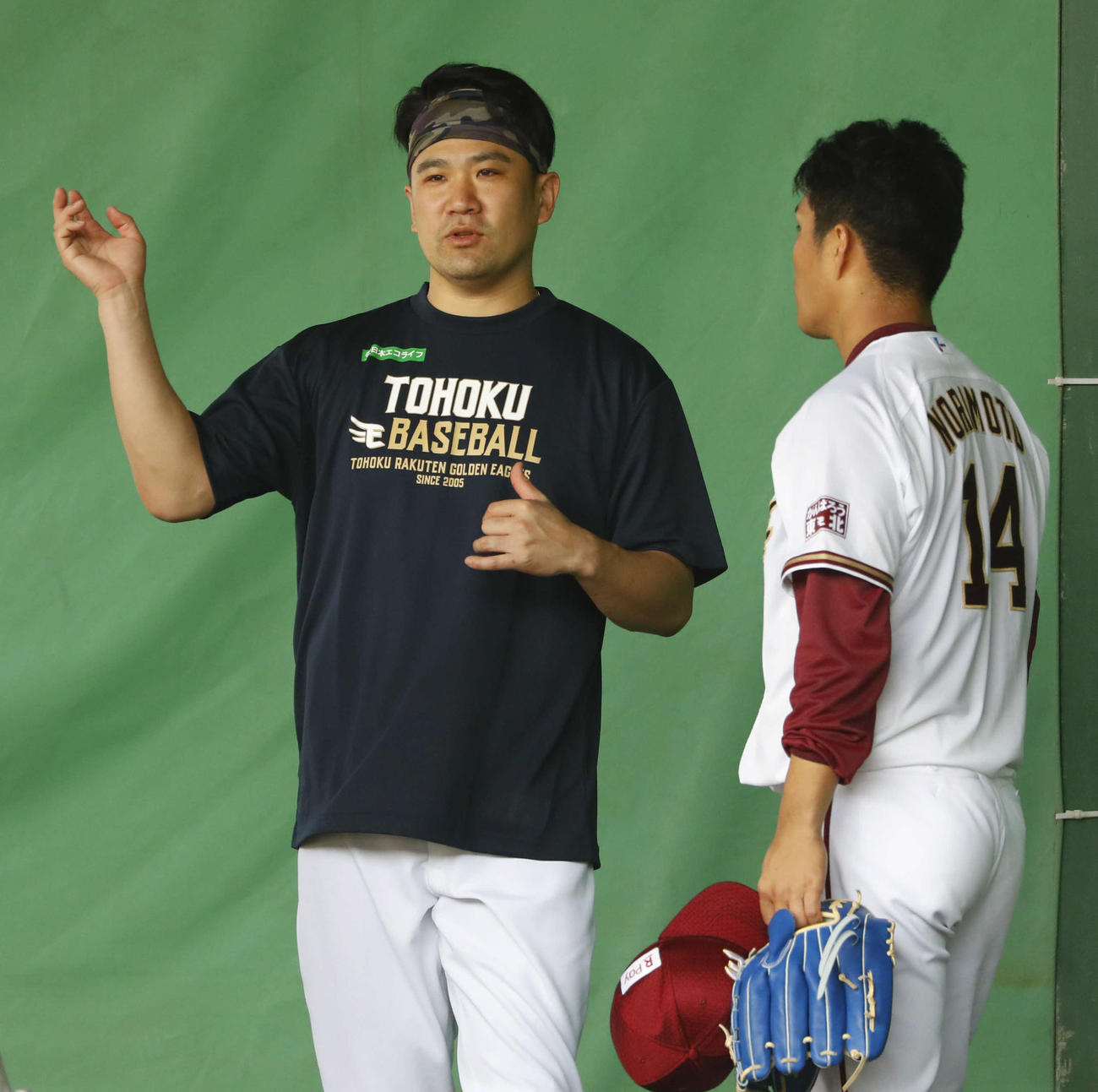 ブルペンをチェックした楽天田中将（左）は則本昂にアドバイス