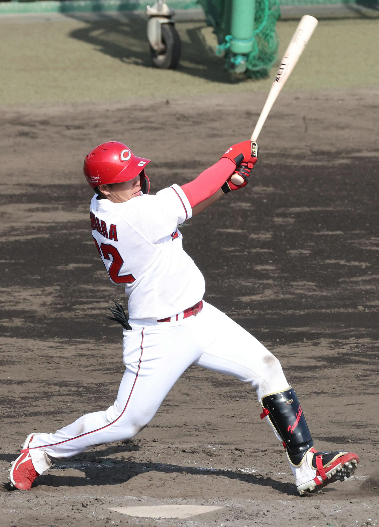 広島沖縄キャンプ　シート打撃で石原は中越え本塁打を放つ（撮影・加藤孝規）