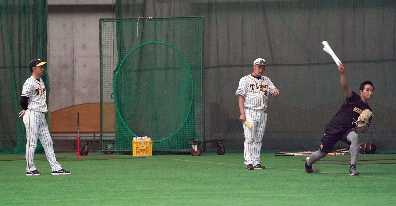 阪神矢野監督（左）、福原コーチ（中央）が見つめる前でタオルを使ってシャドーピッチングを繰り返す佐藤蓮（撮影・前田充）