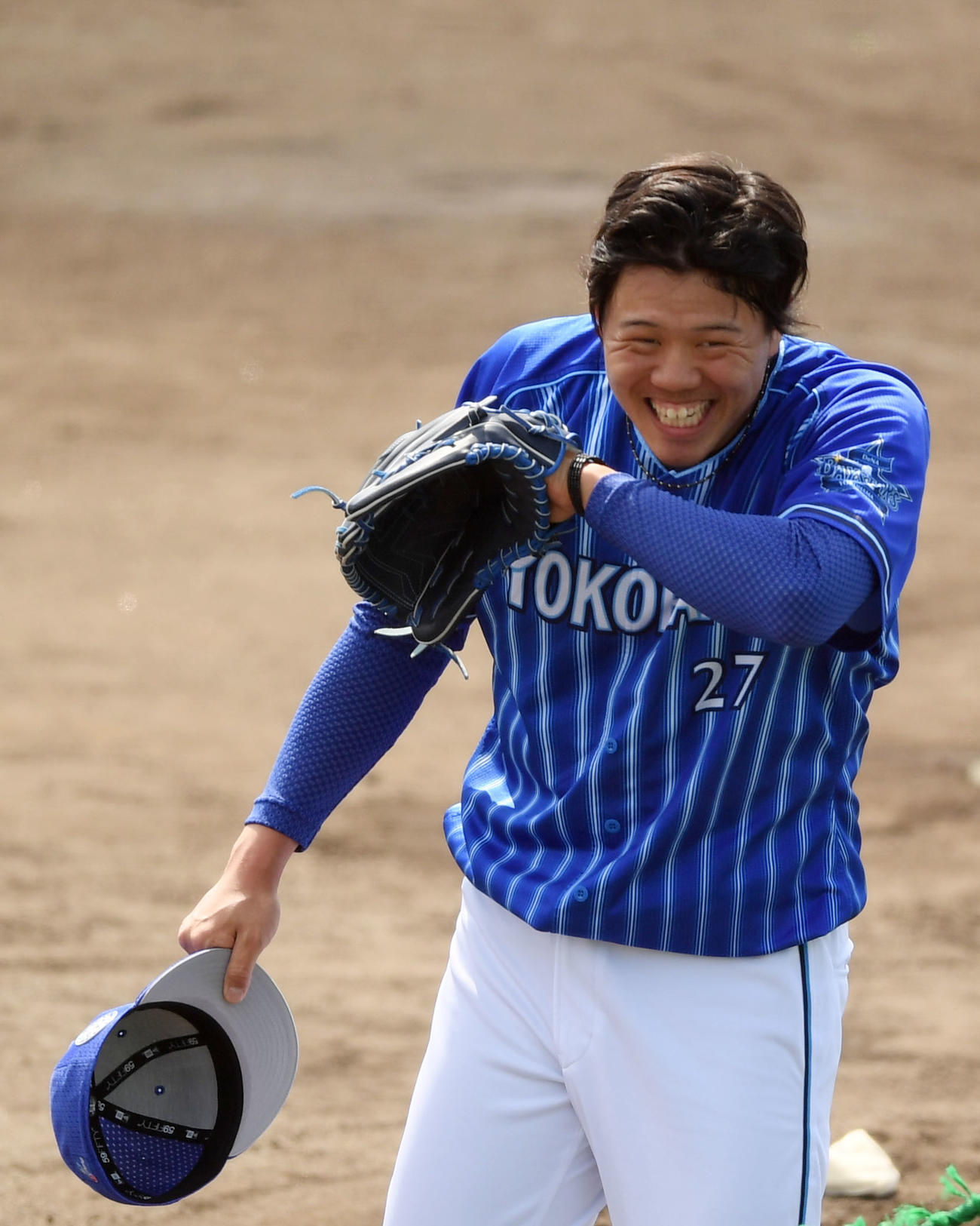 打撃投手を終え、笑顔を見せるDeNA上茶谷（撮影・横山健太）