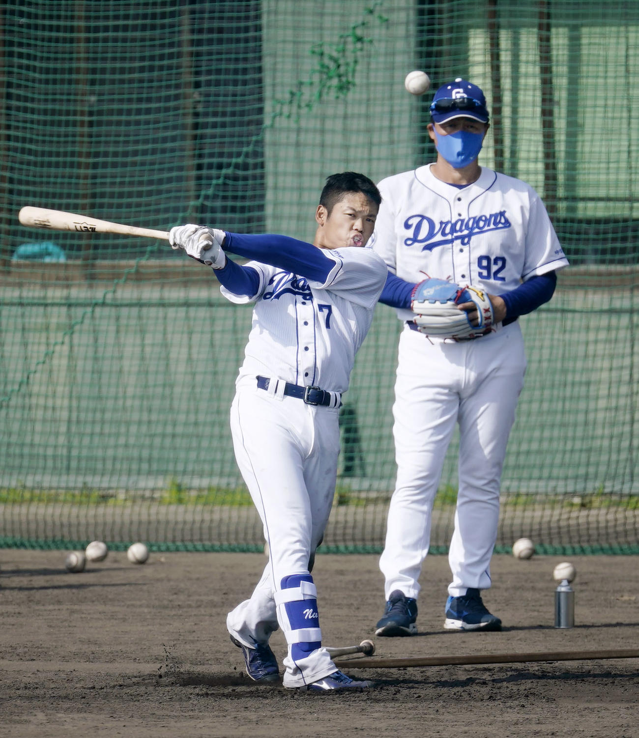 打撃練習する根尾。奥は与田監督（共同）