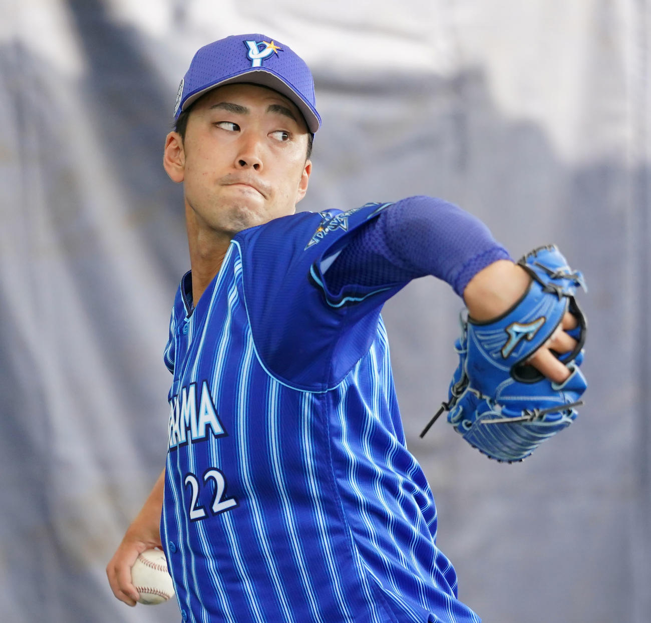 ブルペンで投球練習をするDeNA入江