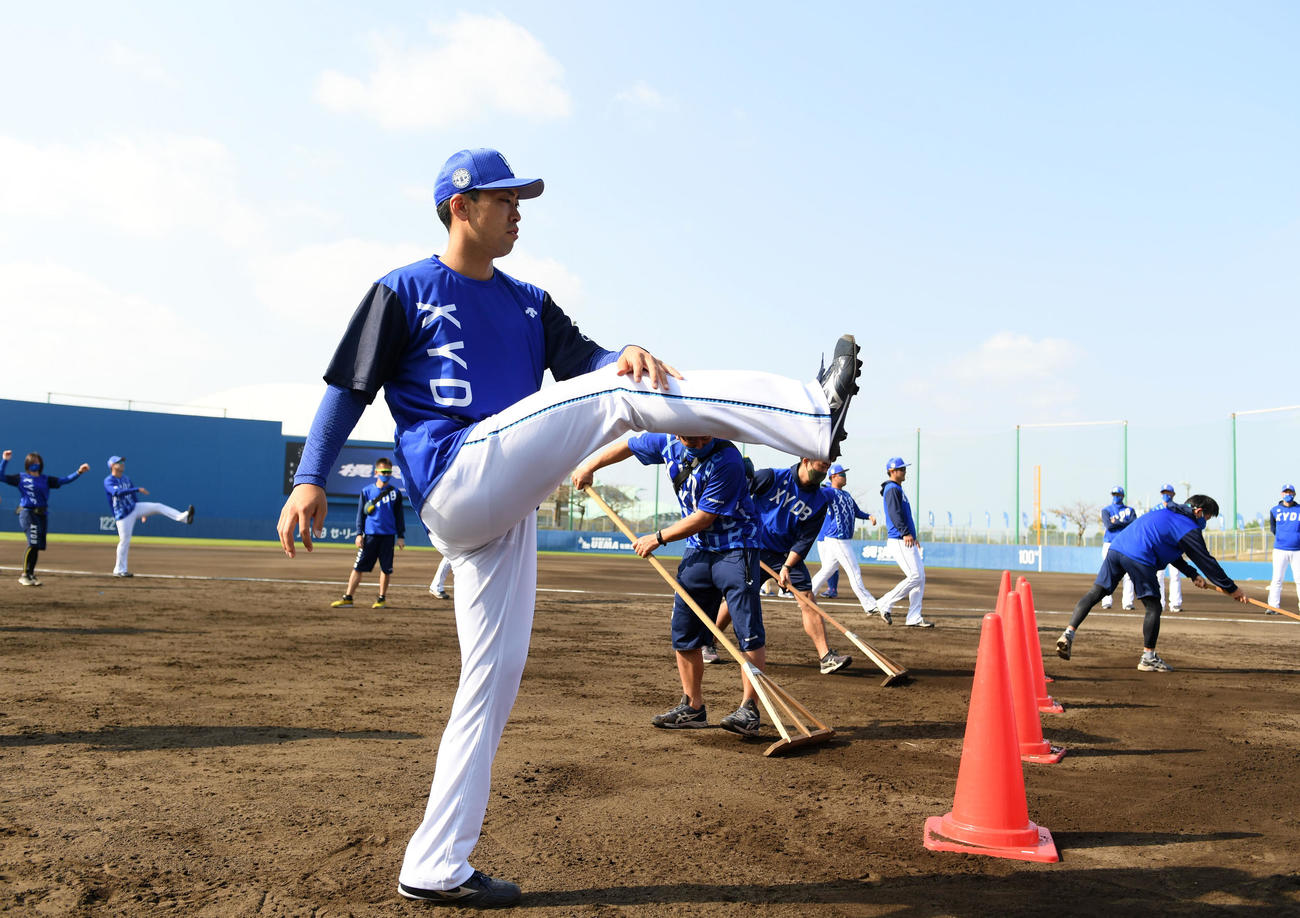 アップをするDeNA入江（撮影・横山健太）