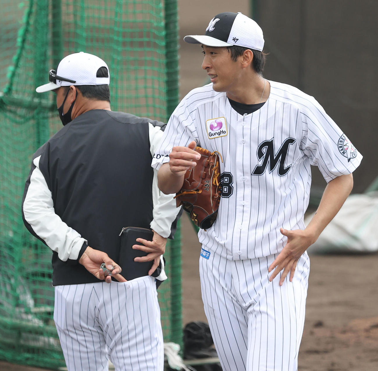 フリー打撃で登板を終え笑顔を見せるロッテ河村（右）（撮影・垰建太）