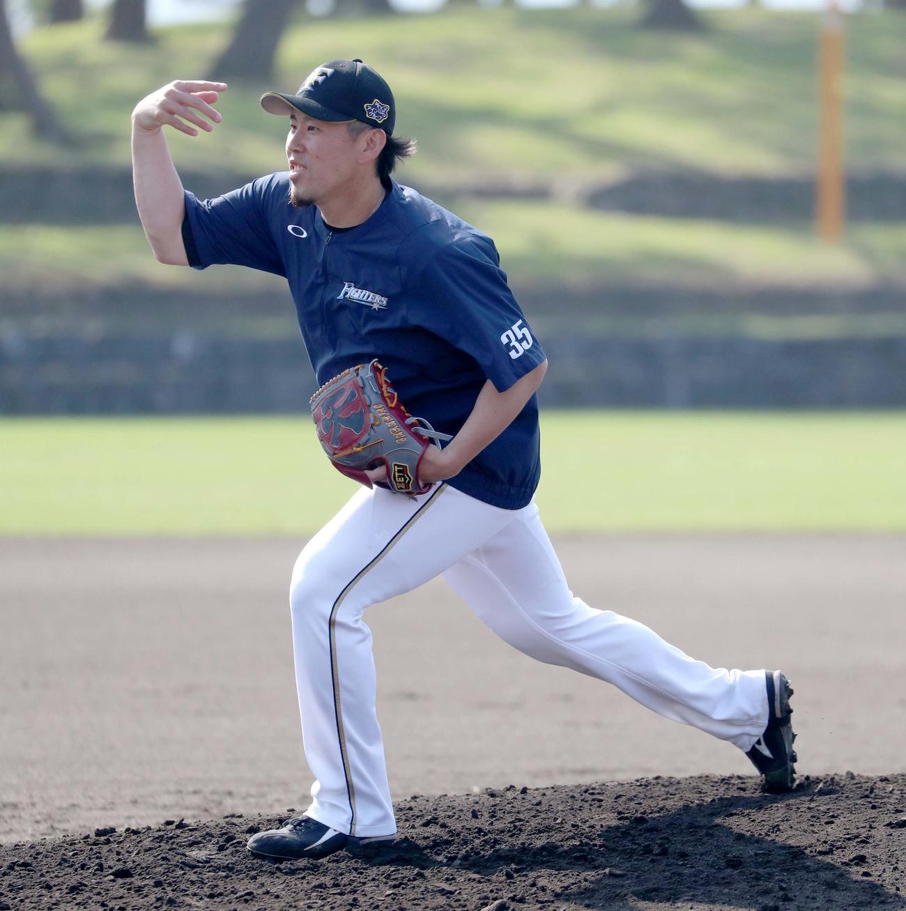 投内連係をする日本ハム西村（撮影・佐藤翔太）