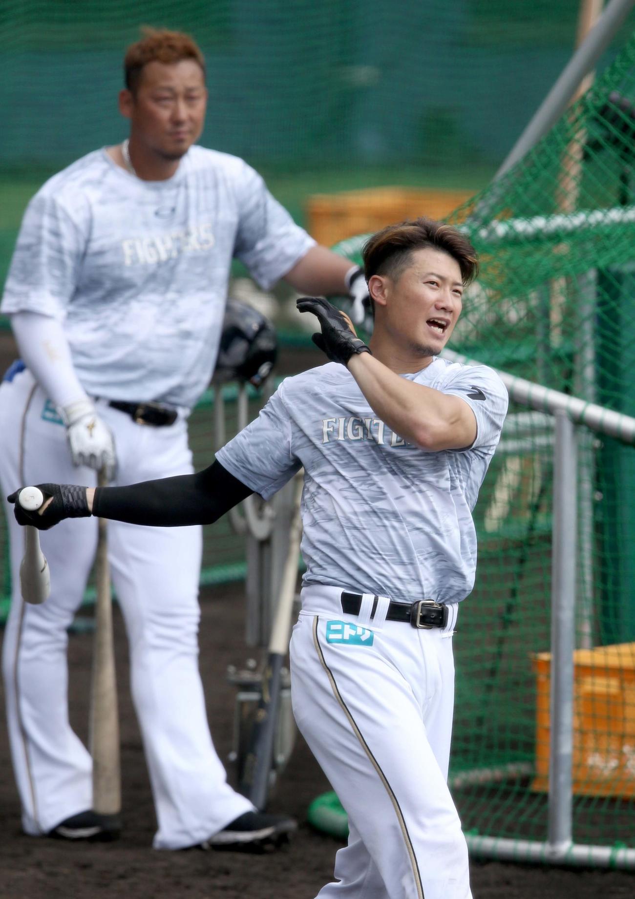 日本ハム中田（左奥）が見つめる中、打撃練習をする西川（撮影・佐藤翔太）