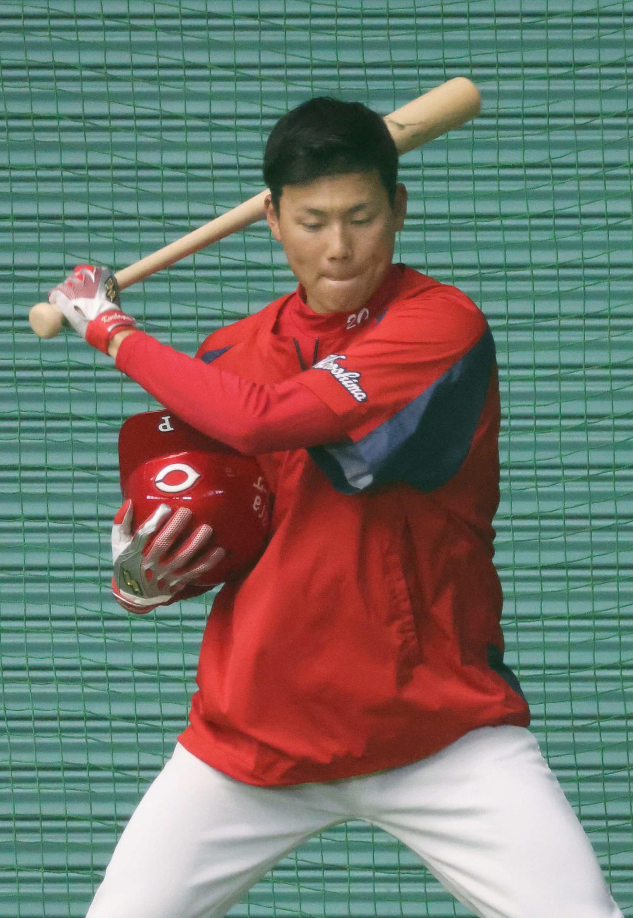素振りを行うドラフト1位の栗林（撮影・加藤孝規）