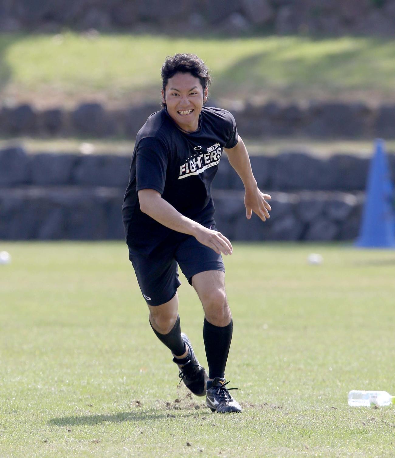 シャトルランをする日本ハム伊藤（撮影・佐藤翔太）