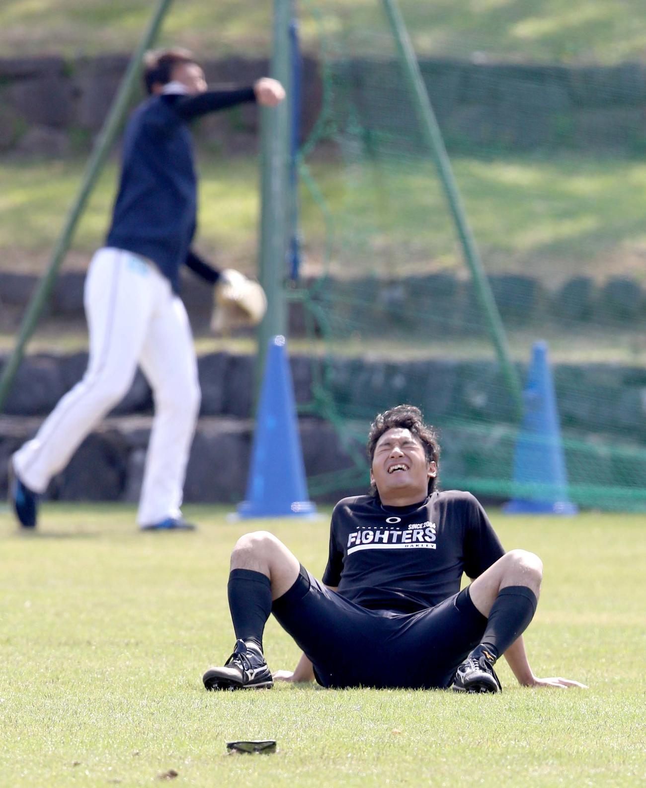 シャトルランを終えその場に座り込む日本ハム伊藤（撮影・佐藤翔太）