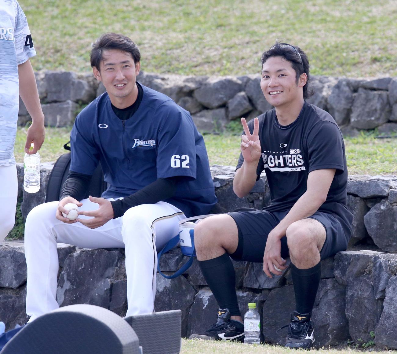 カメラに向かってピースサインをする日本ハム伊藤（撮影・佐藤翔太）