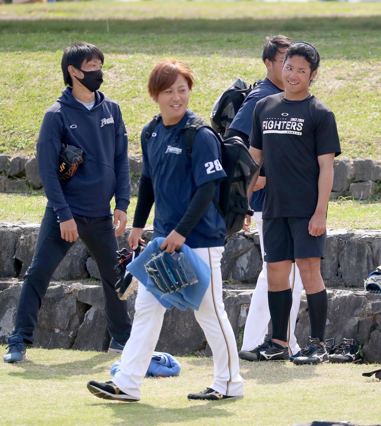 日本ハム河野（手前）の蹴ったボールが頭に当たり苦笑いの伊藤（右）（撮影・佐藤翔太）