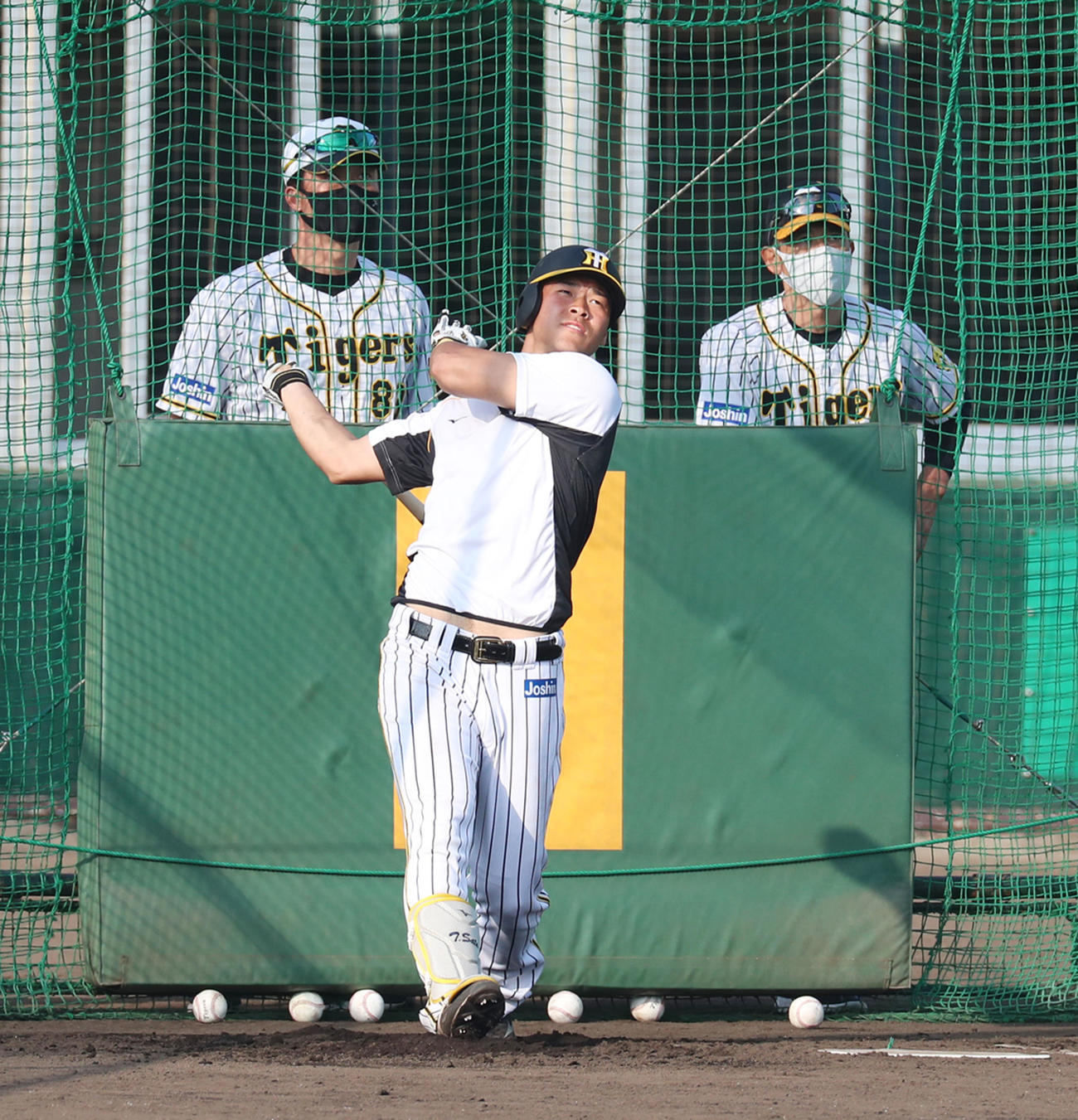 特打で推定150メートル弾を放った佐藤輝。右は矢野監督、左は新井コーチ（撮影・加藤哉）