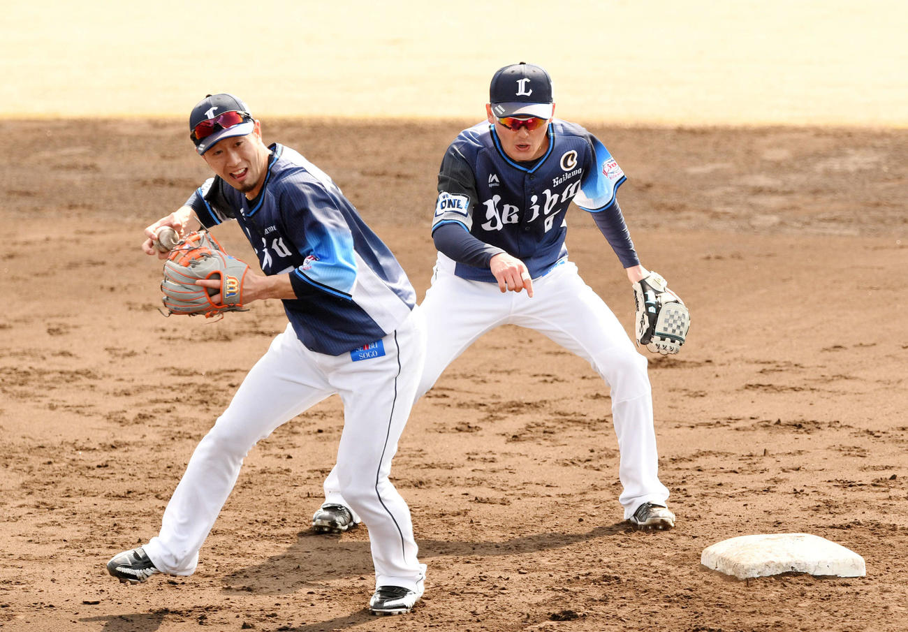 シートノックを受ける西武外崎（左）と源田（2021年2月4日撮影）