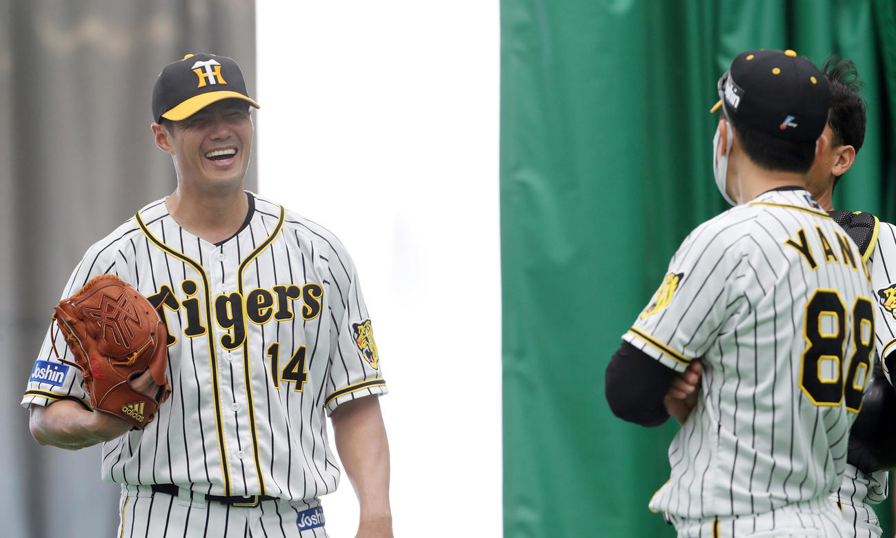 阪神矢野監督（右）と言葉を交わし笑顔を見せるチェン