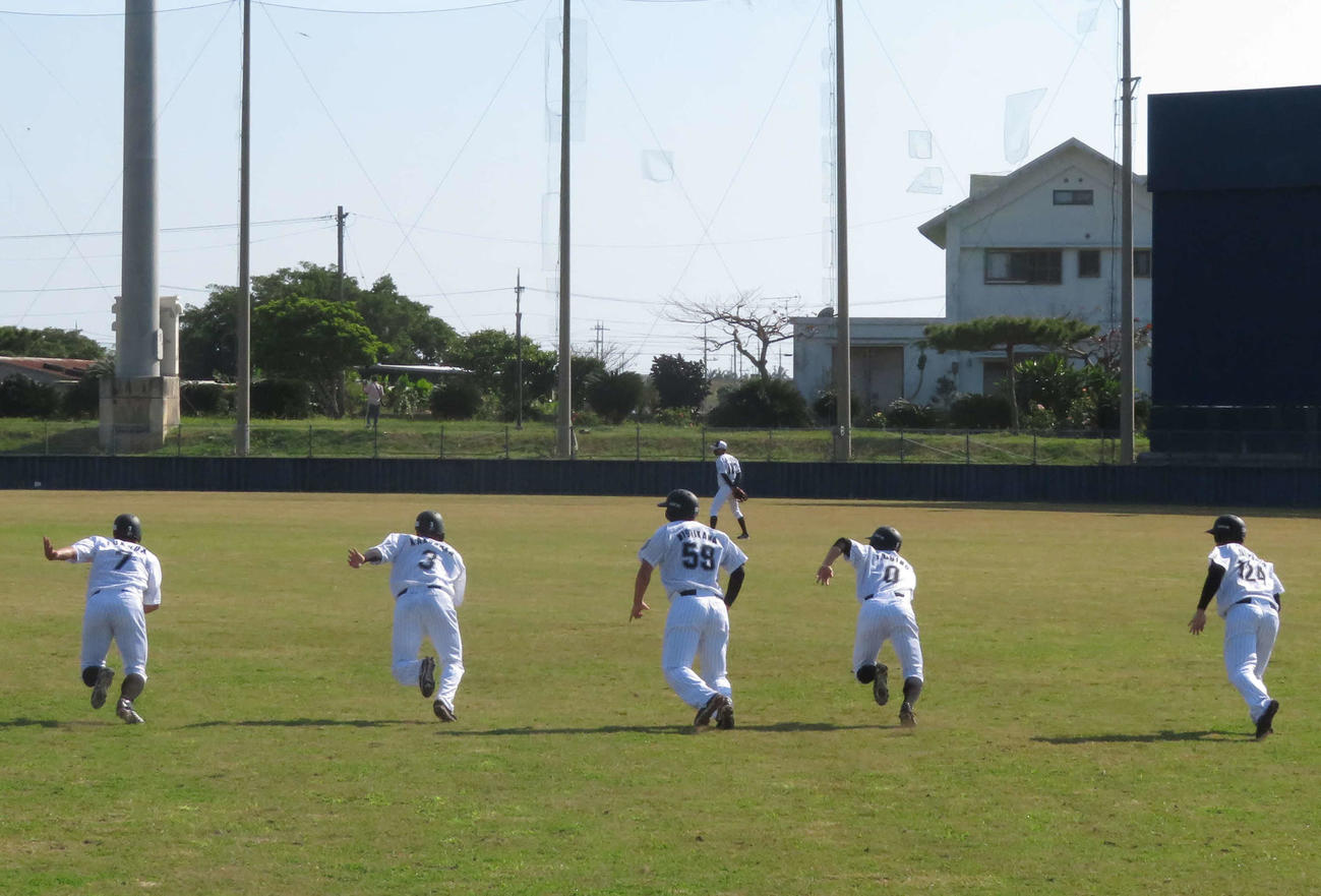 反応をテーマに走塁練習するロッテ外野陣。左から福田秀、角中、西川、荻野、山本斗（撮影・金子真仁）