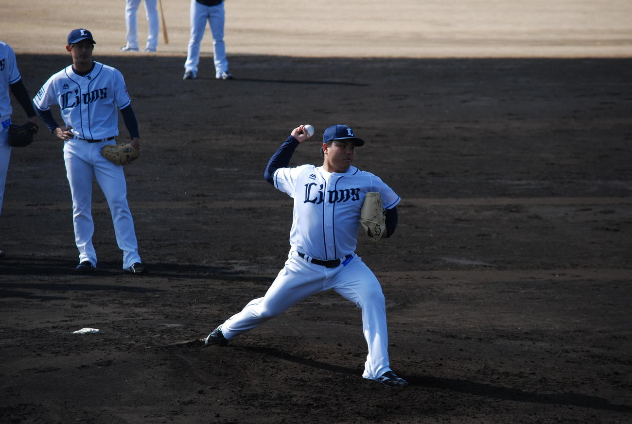 投内連係で投げる西武平良（撮影・栗田成芳）