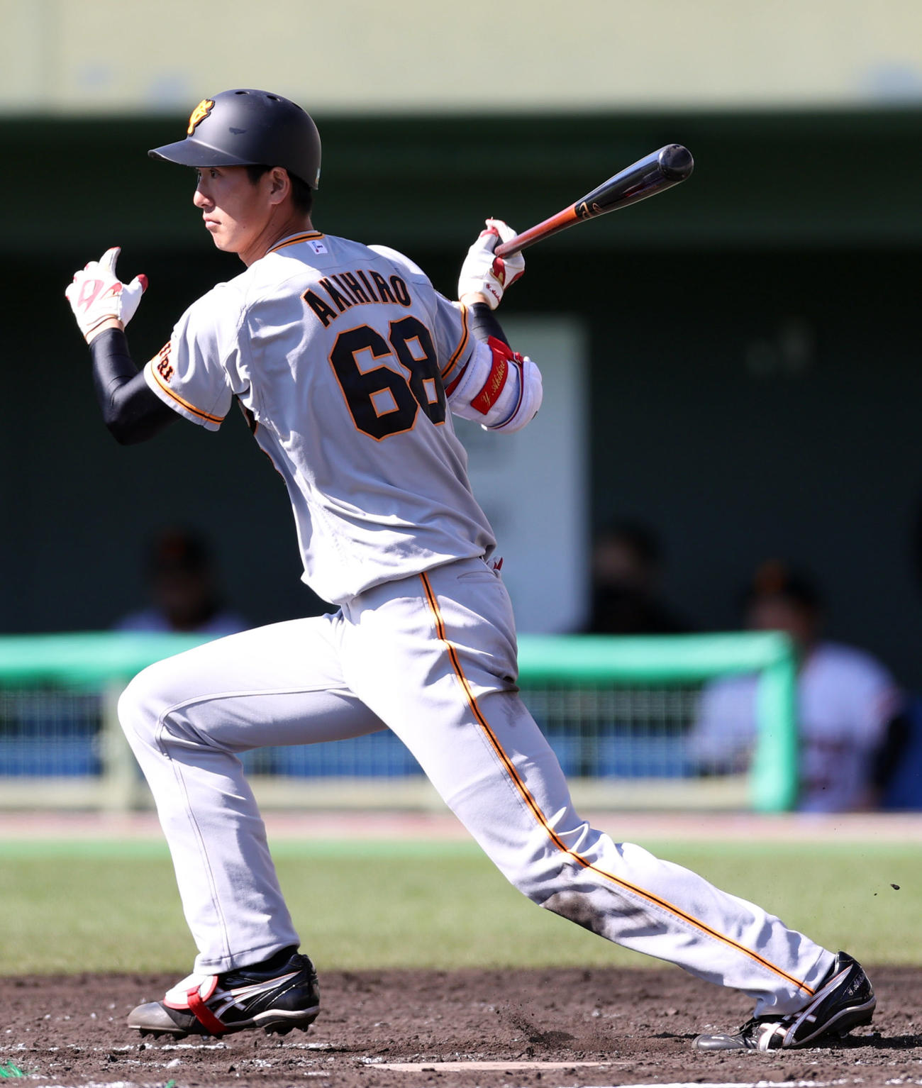 紅白戦　4回裏紅組2死、中前打を放つ秋広（撮影・狩俣裕三）