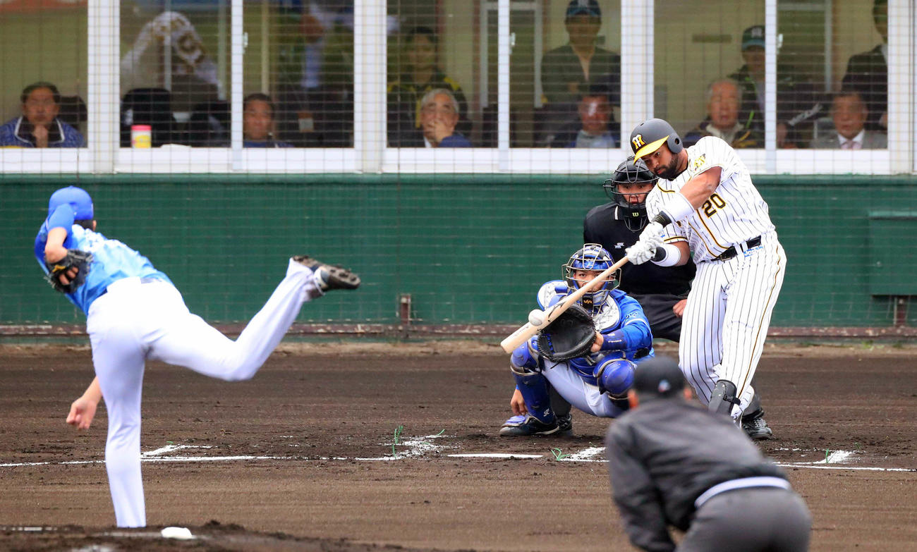 18年2月11日、DeNAとの練習試合で左越え先制2点本塁打を放つロサリオ