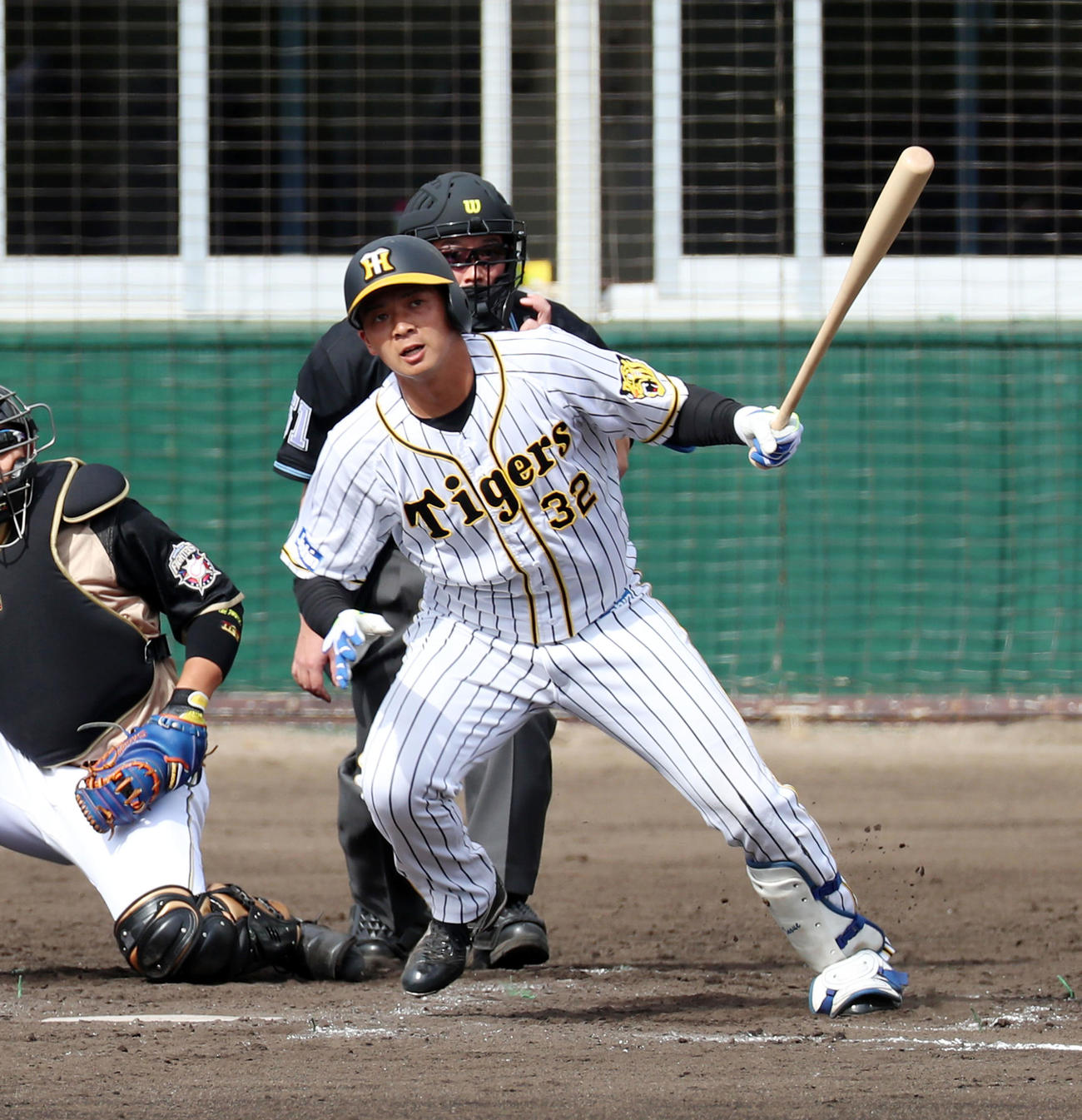 阪神対日本ハム（練習試合）　5回裏阪神無死、井上は左越え二塁打を放つ（撮影・加藤哉）